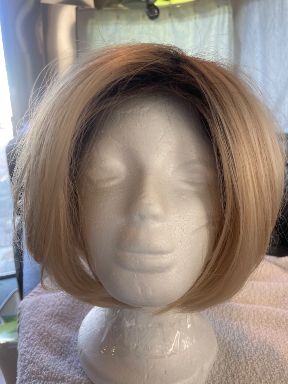 Short Blonde Women's Synthetic Wig - Stylish Layered Bob - Picture 2 of 9